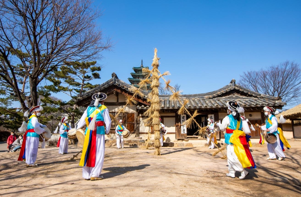 볏가릿대 세우기 모습 