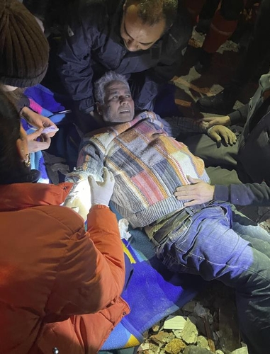한국 긴급구호대가 구조한 생존자의 모습
