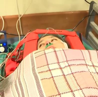 지진 발생 248시간 만에 구조된 알레이나 욀메즈(17)가 병원에서 치료받는 모습