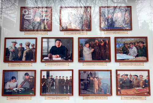 북한 광명성절 맞아 주중 대사관에 김일성·김정은 사진 게시