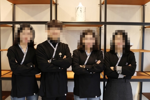 "일본 주방장 느낌"…한국전통문화전당 직원 근무복 '왜색 논란'