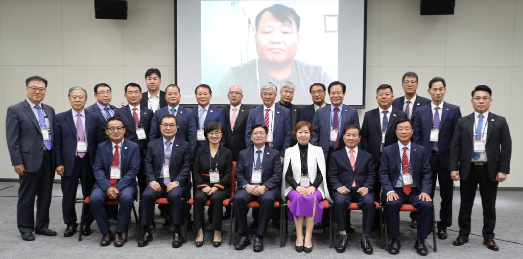 지난해 열린 세계한인회장대회 중 아시아 지역 회의후 단체 기념촬영 장면