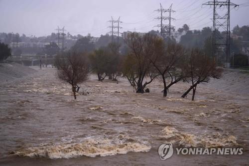 O rio Los Angeles inundou devido a fortes chuvas