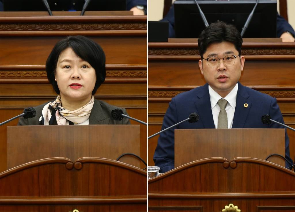 5분 자율발언하는 박윤미(왼쪽)·전찬성 강원도의원