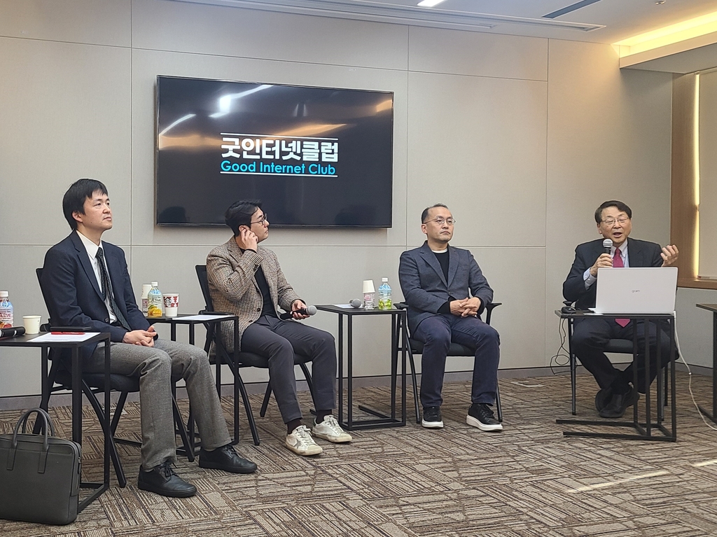 왼쪽부터 김은수 박사, 윤영진 리더, 최영준 교수, 김진형 명예교수