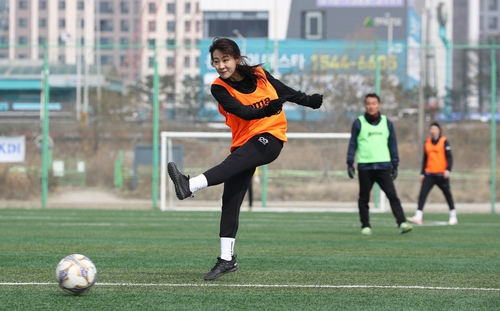 소윤 씨가 크로스를 올리기 위해 공을 차고 있다. [사진/진성철 기자]