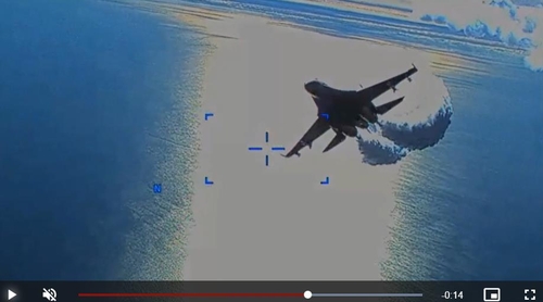 연료를 뿌리며 2차 접근하는 러시아 Su-27 전투기