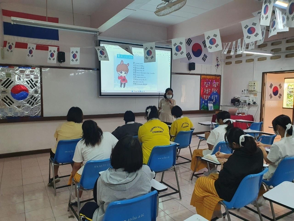 센터에서 진행하는 한국어 교육 장면