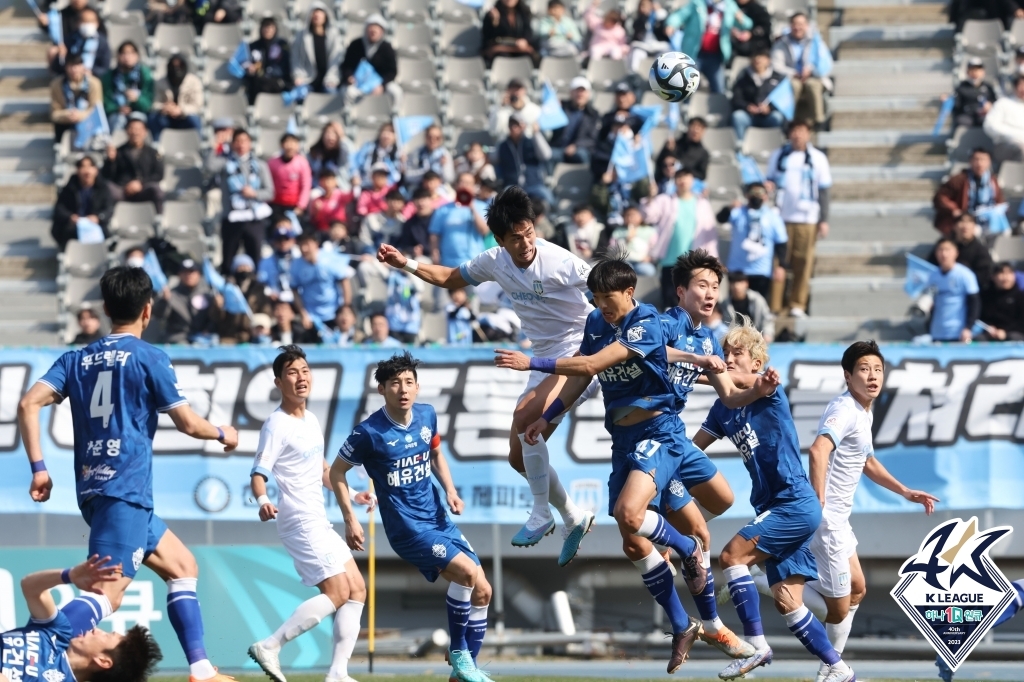 경합하는 천안과 충남아산 선수들