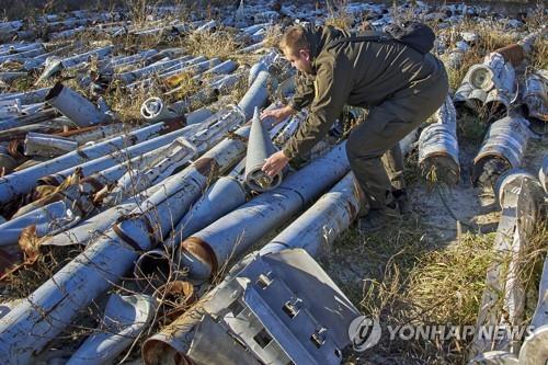 하르키우의 '러시아 미사일 공동묘지'에 수집된 러시아 포탄들
