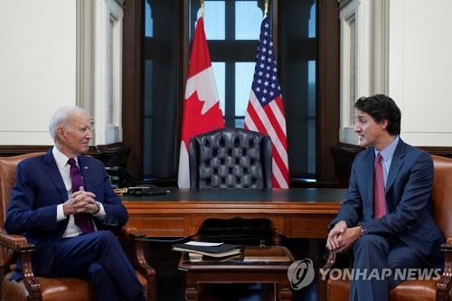 조 바이든 미국 대통령(좌측)과 쥐스탱 트뤼도 캐나다 총리