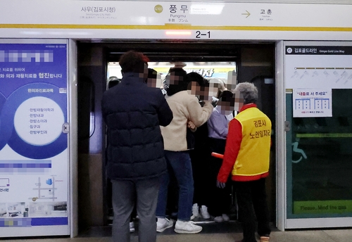 김포도시철도 출근시간 배차간격 축소 한달…여전히 '지옥철'