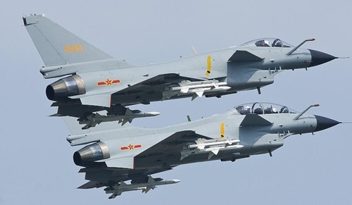 중국 인민해방군 공군의 젠(J)-10 전투기들