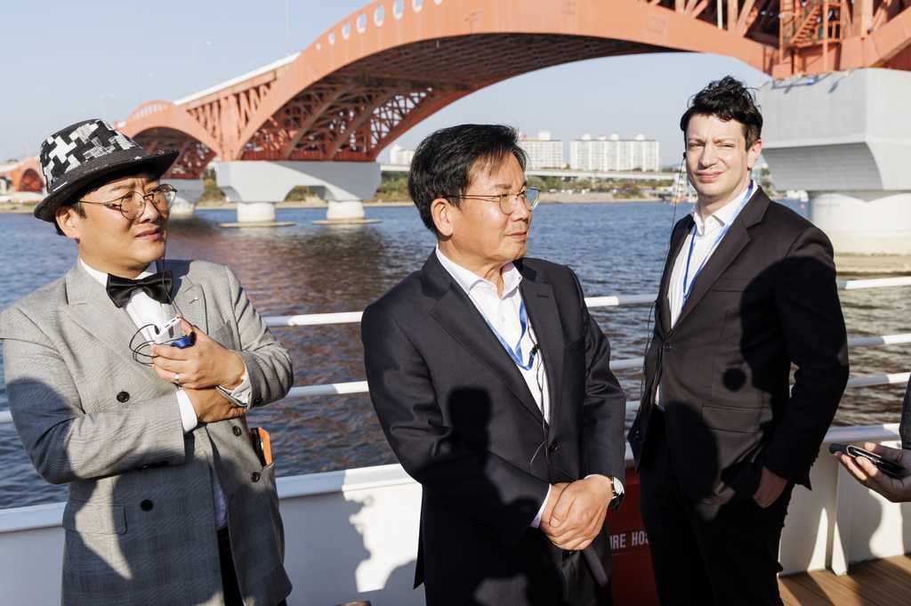 한강 역사문화 뱃길탐방 프로그램에 참여한 박강수 마포구청장