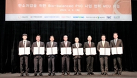 사진은 왼쪽부터 파워랩 김영민 대표, 두리화학 최백규 대표, 원풍 서승민 부회장, 동신포리마 박영대 대표, 한화솔루션 남이현대표, 제일벽지 박식순 회장, HDC현대EP 정중규 대표, TSC 황웅선 대표[한화솔루션 제공. 재판매 및 DB 금지]
