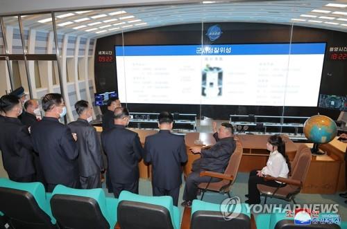 윤곽 드러낸 북 정찰위성 1호기…육각기둥, 최소 300㎏이상 추정(종합) - 1