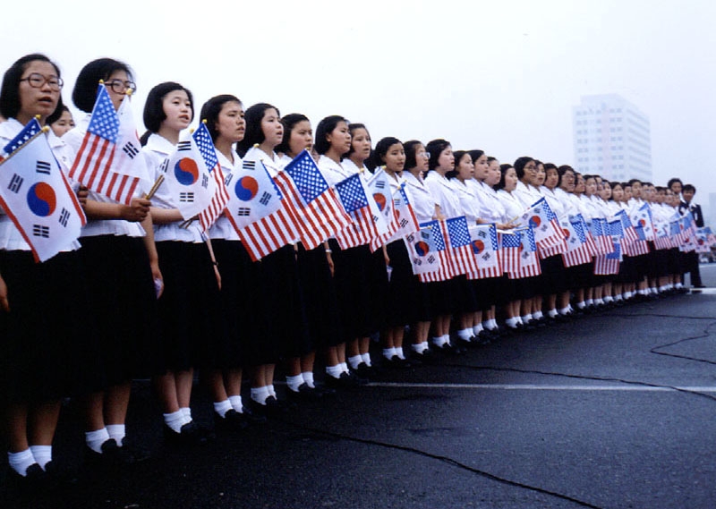 카터 미국 대통령 환영식에 참석한 여학생들. 1979년[국가기록원 제공]