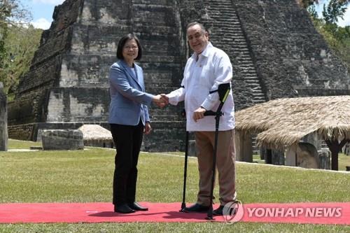 마야 유적지서 악수하는 대만 총통과 과테말라 대통령