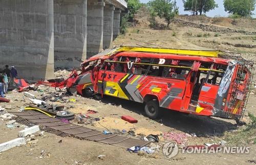 인도 중부서 다리 아래로 버스 추락…"24명 사망·39명 부상"