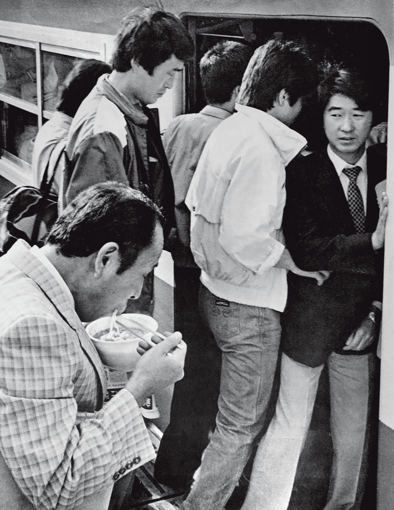 한 시민이 지하철 승강장에서 컵라면을 먹고 있다. 1986년 [연합뉴스 자료사진]