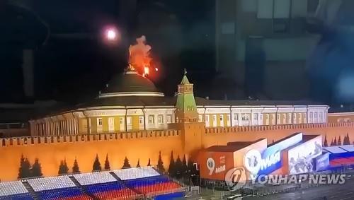 크렘린궁 돔에서 비행체 폭발이 일어나는 모습 영상 캡처 