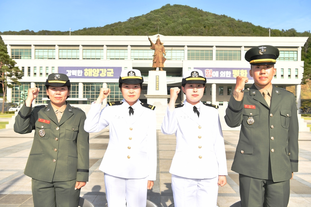 (서울=연합뉴스) 3대가 해군·해병대 가족인 김세연 해병소위, 허정현 해군소위, 김지윤 해군소위, 김선호 해병소위가 화이팅을 외치고 있다. 2023.5.26 [해군 제공. 재판매 및 DB 금지]