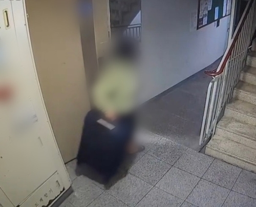 정유정이 빈 캐리어를 끌고 자신의 집을 나서는 장면