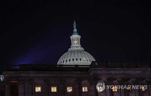 1일(현지시간) 불 켜진 미 국회의사당 건물