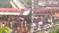 인도서 열차 탈선 충돌 '최악 참사'…"사망자 최소 288명"