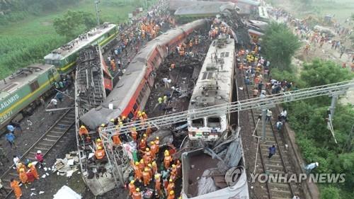 2일 인도 동부 오디샤주에서 발생한 열차 3중 충돌 사고 현장.