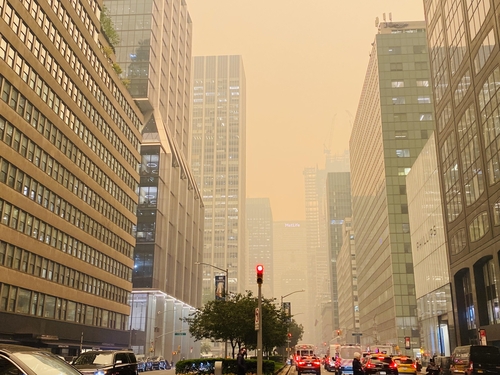 산불 연기에 뒤덮인 뉴욕시 맨해튼