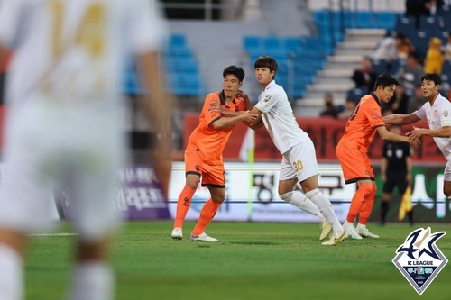 K리그1 경기에서 수비하고 있는 김주성(오른쪽)