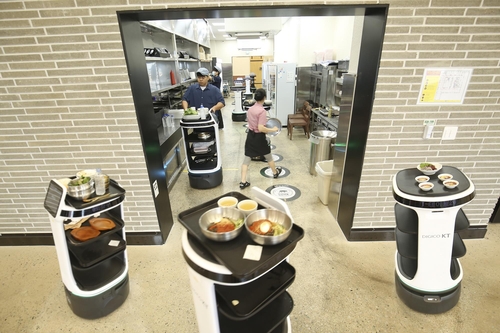 태블릿으로 주문하고 로봇이 배달…KT, 식당에 시범서비스