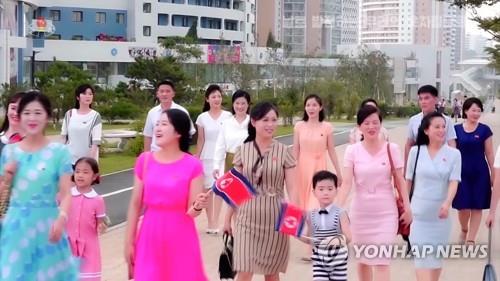 지난 3월 북한 평양을 거니는 주민들