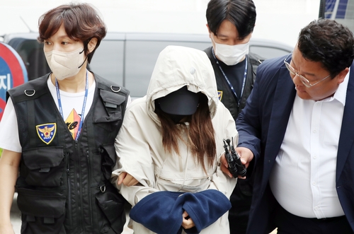 아기 시신 종량제 봉투에 버린 친모 구속…취재진 질문에 침묵