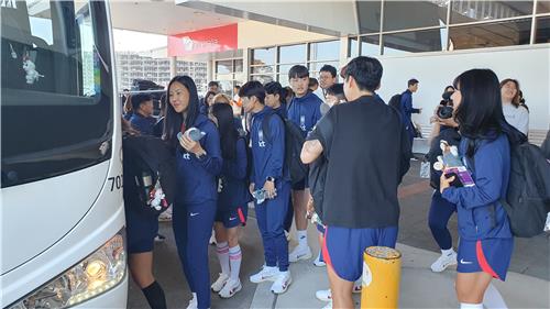 시드니 공항에서 베이스캠프가 있는 캠벨타운으로 향하는 한국 여자축구대표팀 선수들