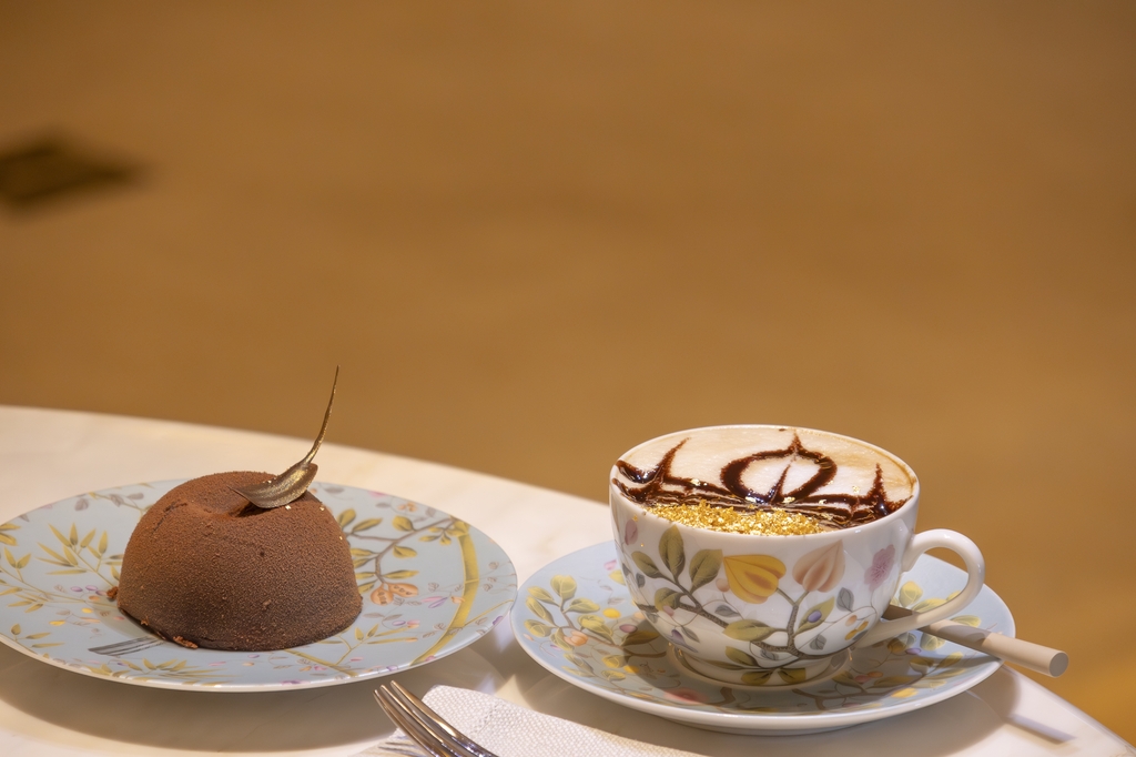금가루가 뿌려진 커피와 초콜릿 케이크 [사진/성연재 기자] 