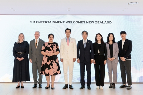 뉴질랜드 총독, SM 사옥 방문…"마오리 전통 춤·K팝 협업 기대"