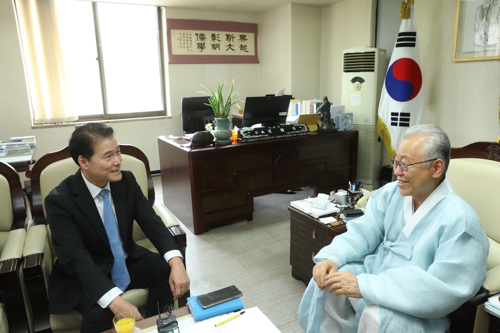 김영호 통일부 장관, 최종수 성균관장 예방