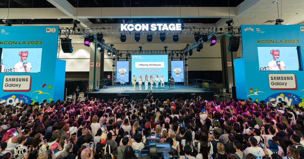 '케이콘(KCON) LA 2023'의 엔믹스 출연 무대에 몰린 팬들