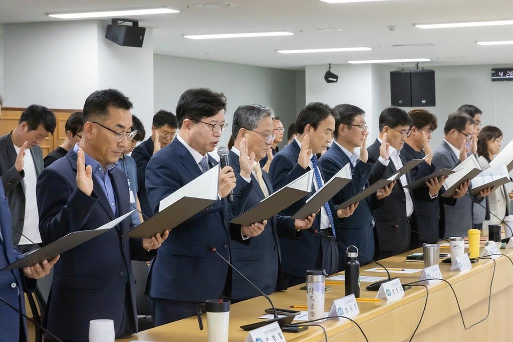 (수원=연합뉴스) 4일 경기도청에서 열린 '경기도-31개 시군, 1회용 플라스틱 제로 실천 선포식'에서 염태영 경기도 경제부지와 31개 시군 부단체장이 1회용 플라스틱 제로실천 선서를 하고 있다. 2023.9.4 [경기도 제공. 재판매 및 DB 금지]