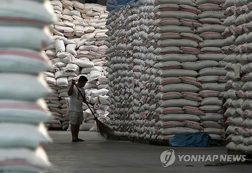 필리핀 식량청 창고에 보관된 베트남산 쌀