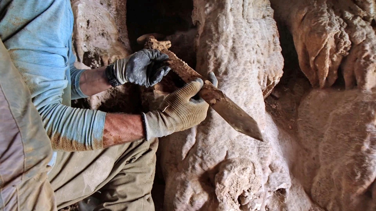 사해 인근 이스라엘 사막 동굴에서 로마 시대 검을 발굴하는 모습. 