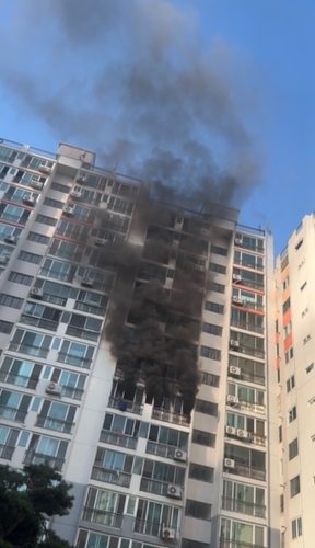 불이 난 부산의 한 아파트. 이 화재로 2명이 숨지고 1명이 중상을 입었다.