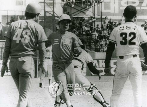 KBO 1호 사이클링 히트 달성자인 삼성 오대석(가운데)