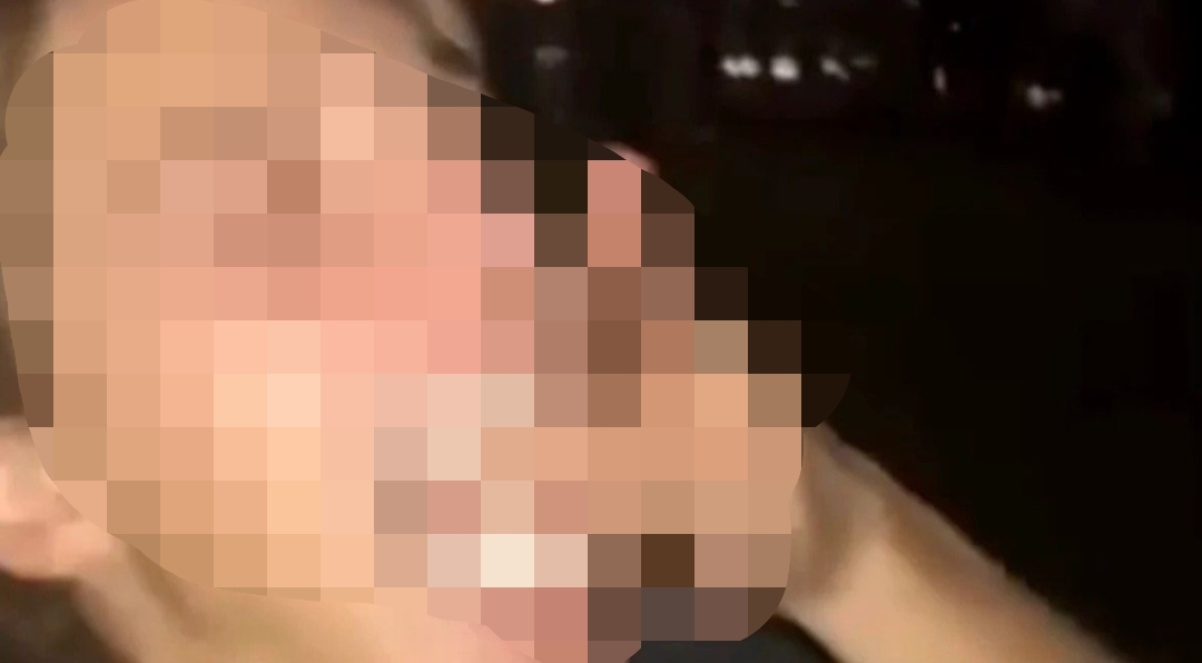 생쥐 입에 넣는 프랑스 남학생