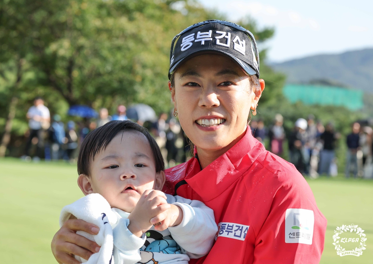 아들과 함께 우승의 기쁨을 민끽하는 박주영.