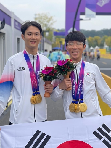 금메달 3개씩 목에 건 김정빈(왼쪽)과 윤중헌
