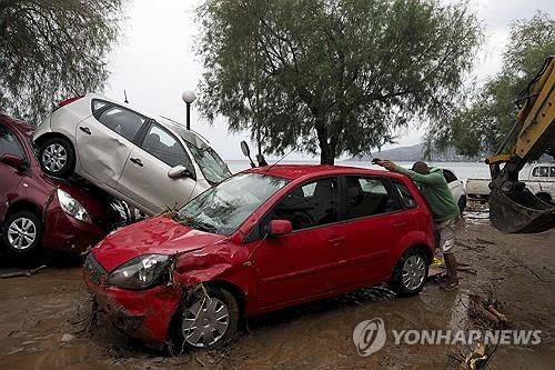 그리스 폭우로 훼손된 차량