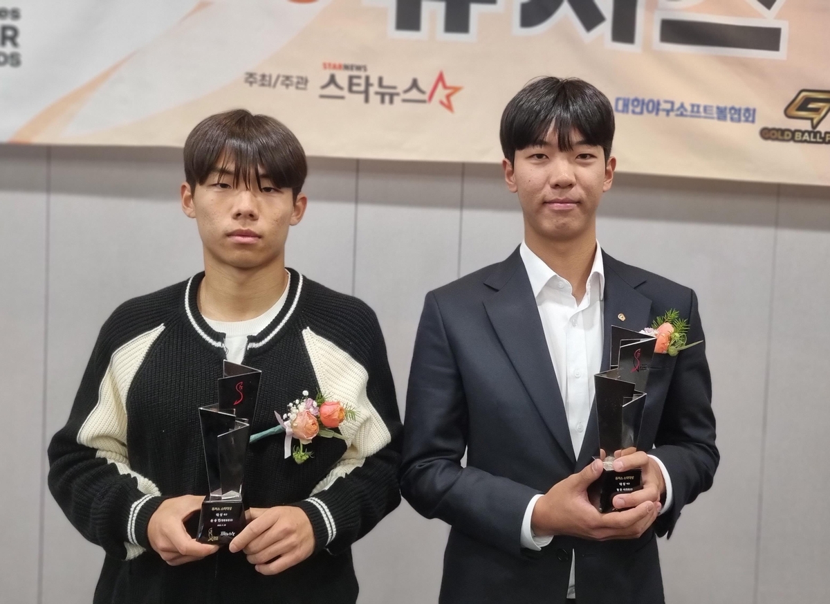 2023 퓨처스 스타대상 수상자 손승민(왼쪽), 황준서